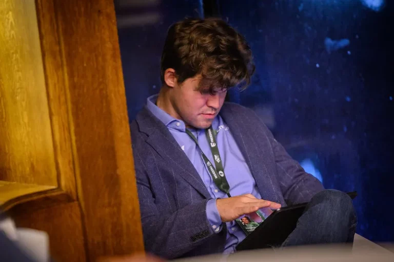 Alta tensione tra Carlsen e FIDE mentre inizia il Freestyle Chess Tour